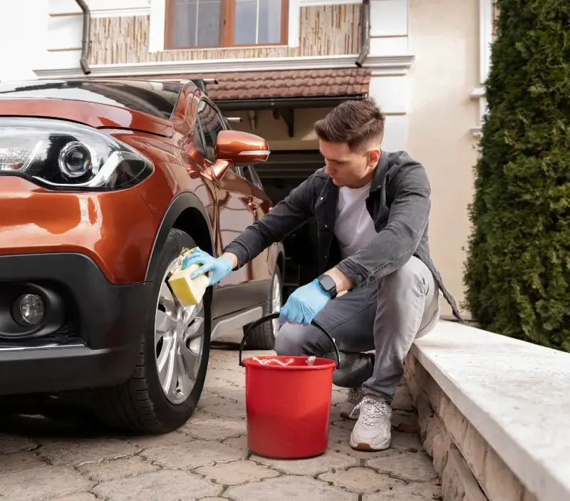 Lavage auto à domicile Montbrison : professionnel intervenant sur un véhicule